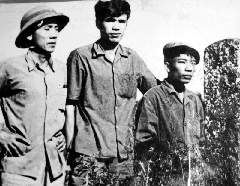 Nhà thơ Phạm Doanh (giữa) tại biên giới Bình Liêu năm 1979.