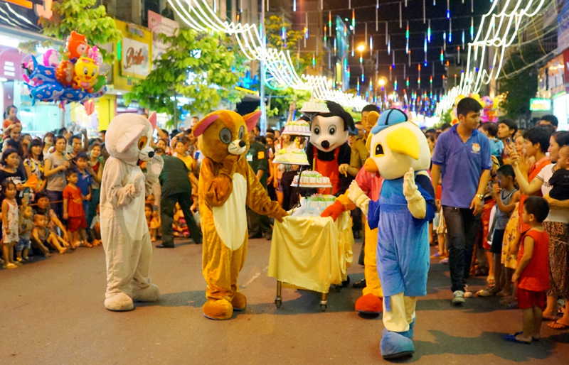 Vào những buổi tổ chức sự kiện trên phố, phố đi bộ Trần Phú thu hút đông đảo người dân địa phương và du khách. Ảnh: Phạm Long (CTV)