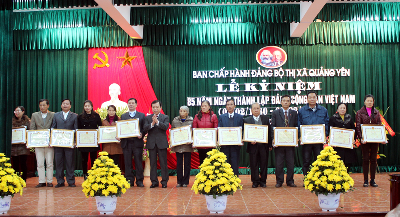 Lãnh đạo Thị uỷ Quảng Yên khen thưởng cho các tập thể, cá nhân có thành tích xuất sắc trong thực hiện Chỉ thị số 03-CT/TW.