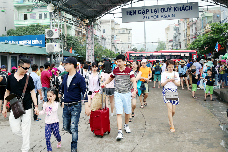 Khách du lịch qua cảng Cái Rồng đến các tuyến đảo của huyện Vân Đồn.