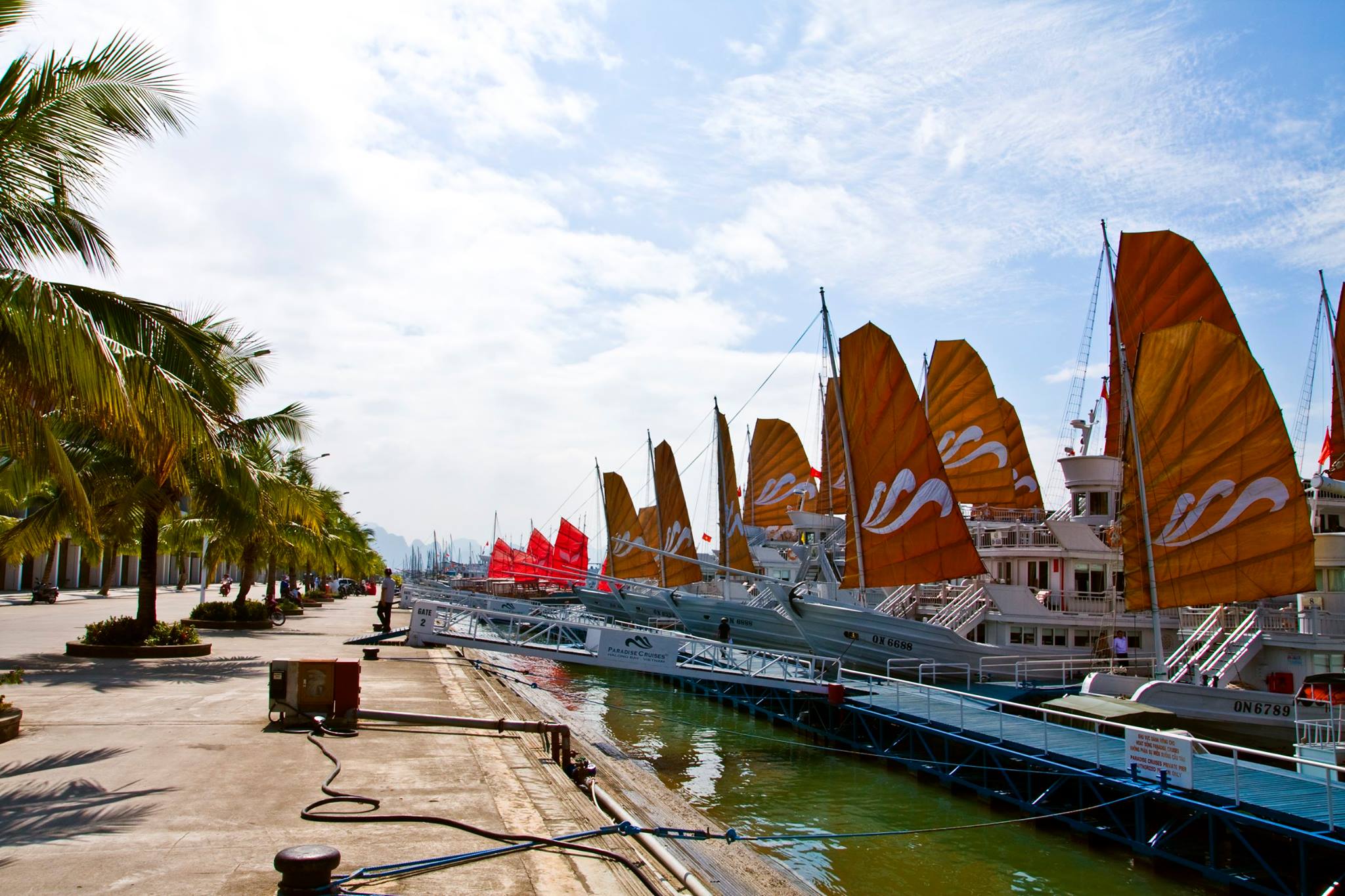 Tàu du lịch về nơi neo đậu tại Cảng tàu du lịch Tuần Châu