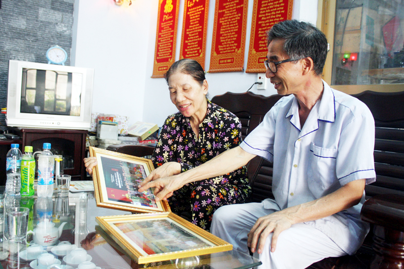 Bà Lê Thị Sung chia sẻ với chồng những kỷ niệm trong thời gian tham gia kháng chiến.
