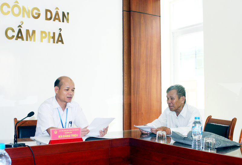 Ông Bùi Đăng Triệu, Trưởng Ban Tiếp công dân TP Cẩm Phả tiếp công dân đến nộp đơn thư khiếu nại.
