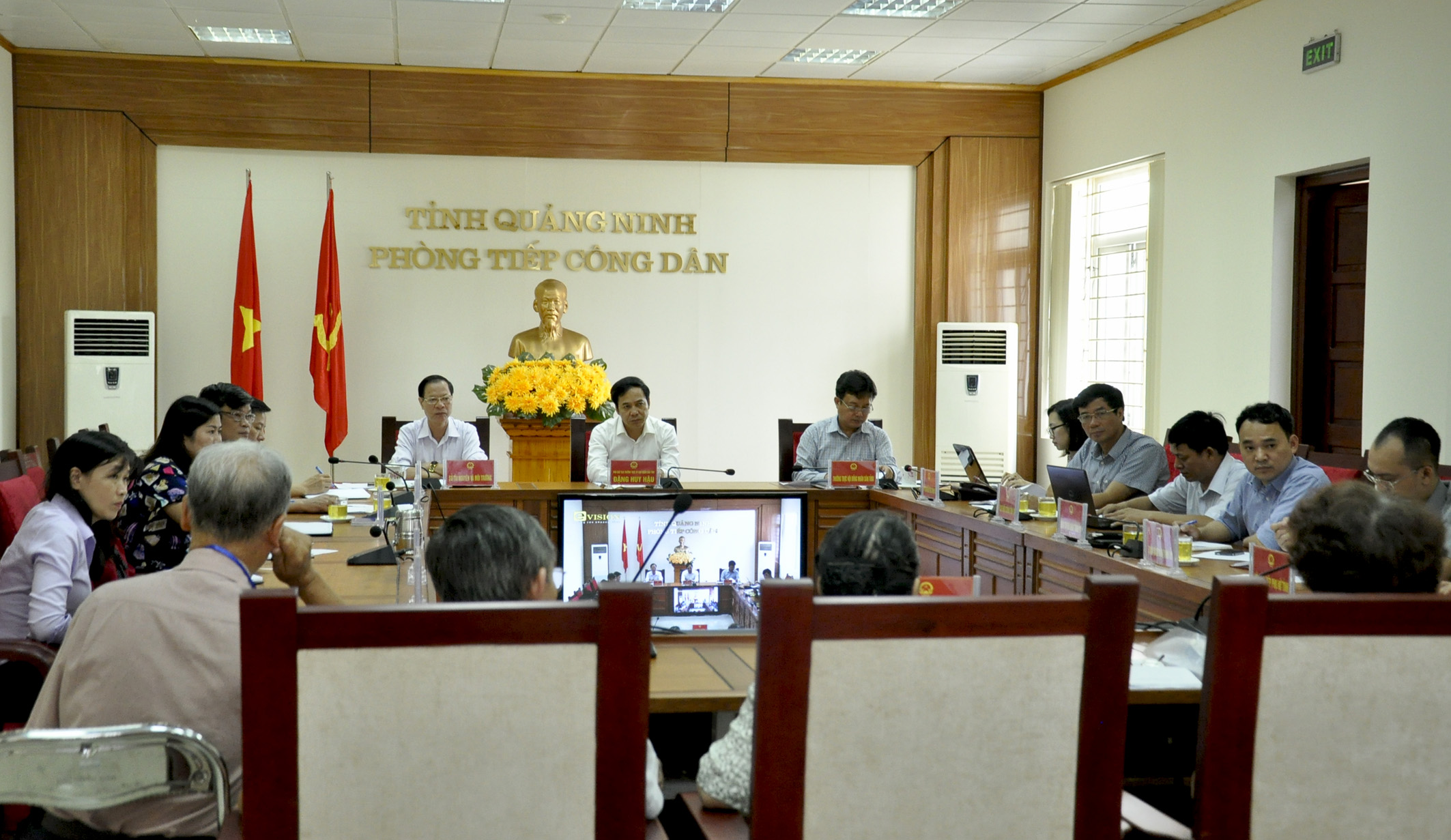 Hội đồng Tiếp công dân của tỉnh nghe các công dân kiến nghị tại buổi tiếp công dân thường kỳ tháng 7-2016
