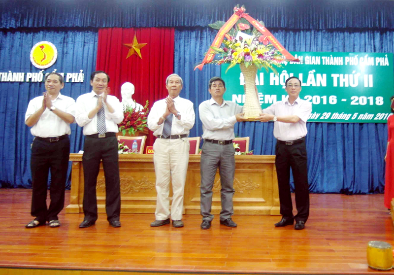 Lãnh đạo thành phố chúc mừng Ban Chấp hành mới của Chi hội VNDG TP Cẩm Phả.