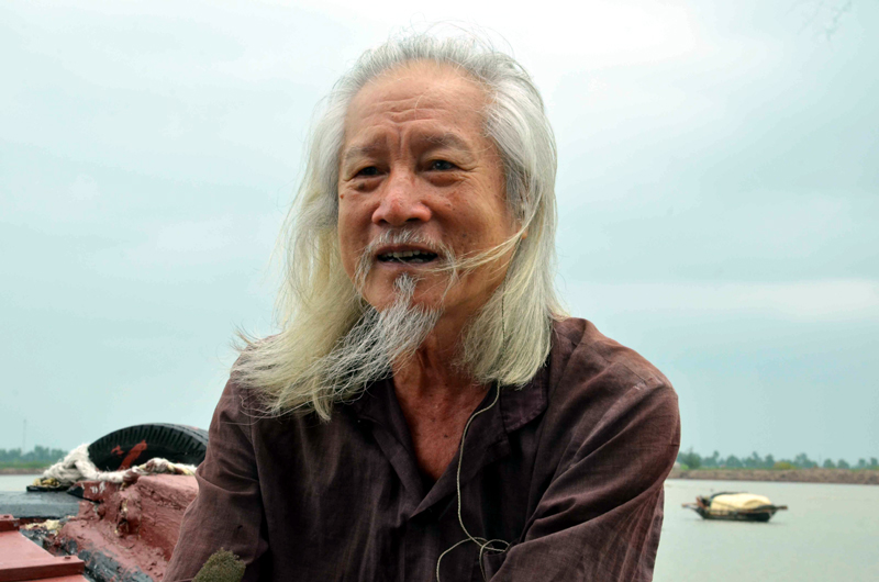 Ông Lê Duy Thái, người nhiều năm sống ở vùng đất Quảng Yên, kể cho tác giả nghe những câu chuyện huyền thoại về dòng sông Bạch Đằng.