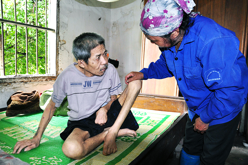 Bà Vũ Thị Dung, em dâu ông Giống cho biết: Sau trận ốm tháng 5-2015, tay, chân ông Giống co quắp, không thể đi lại được.