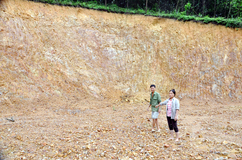 Mảnh đất gia đình ông Đặng Văn Thành tự san gạt trên cơ sở Công ty CP Đầu tư Kỷ Tâm - Than Hà Tu hỗ trợ chi phí san gạt, không đảm bảo kỹ thuật, có nguy cơ sạt lở.