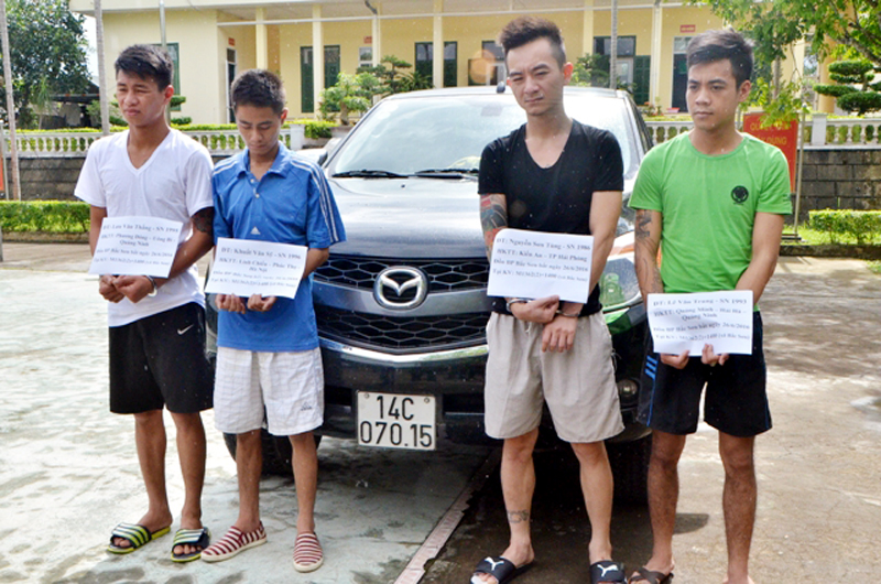 4 đối tượng vận chuyển 1,2kg ma tuý bị CBCS Đồn Biên phòng Bắc Sơn bắt giữ ngày 26-6-2016.