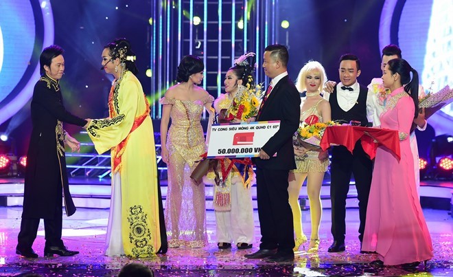 Hoài Linh đại diện giám khảo, trao giải cho Bạch Công Khanh. Ảnh: Lý Võ Phú Hưng