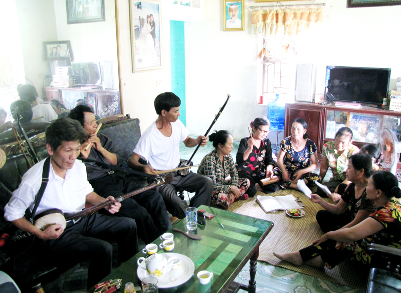 Một buổi luyện hát chèo tại nhà ông Nguyễn Văn Quân, khu Yên Lâm 4 (phường Đức Chính, TX Đông Triều).