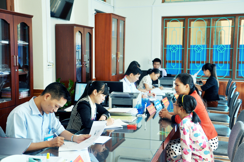 Cán bộ Bộ phận “Tiếp nhận và trả kết quả hiện đại” tại phường Quang Trung (TP Uông Bí) giải quyết thủ tục hành chính cho công dân.