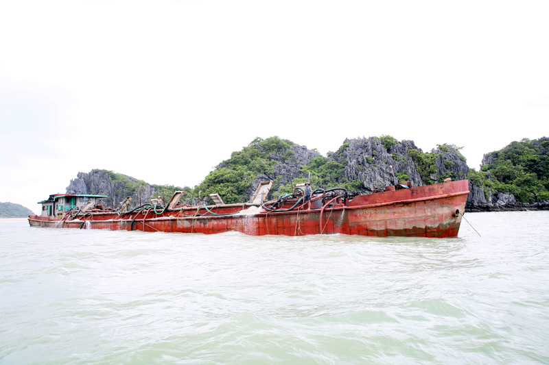 Tàu HD 0556 khai thác cát trái phép tại khu vực xã Minh Châu (Vân Đồn) và sáng 21/7.