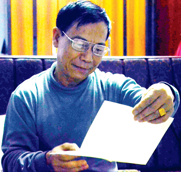 Ông Phạm Hùng Ứng bùi ngùi đọc lại bức thư của người anh liệt sĩ.