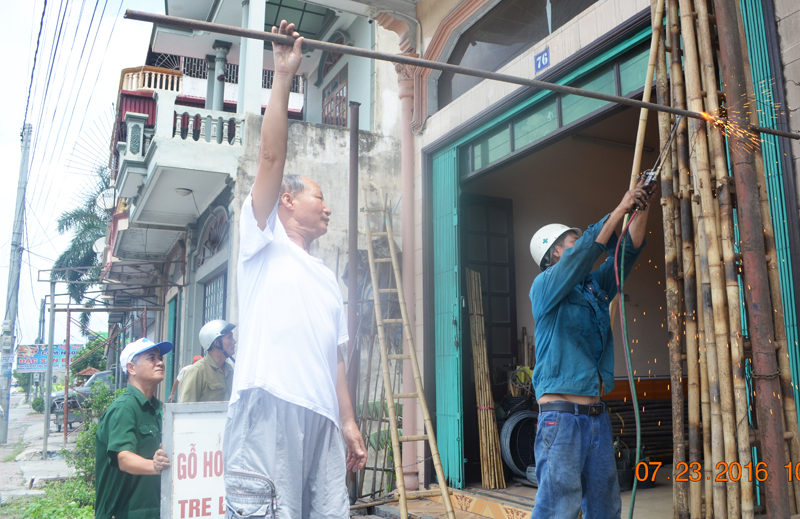Người  dân phường Quang Trung tự giác tháo gỡ công trình vi phạm