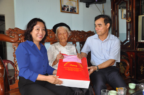 Đồng chí Vũ Thị Thu Thủy đã đến thăm và tặng quà bà Lương Thị Gái, 93 tuổi, mẹ liệt sỹ