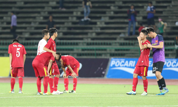 Cầu thủ U16 Việt Nam khóc sau trận đấu. Ảnh: Đức Đồng.