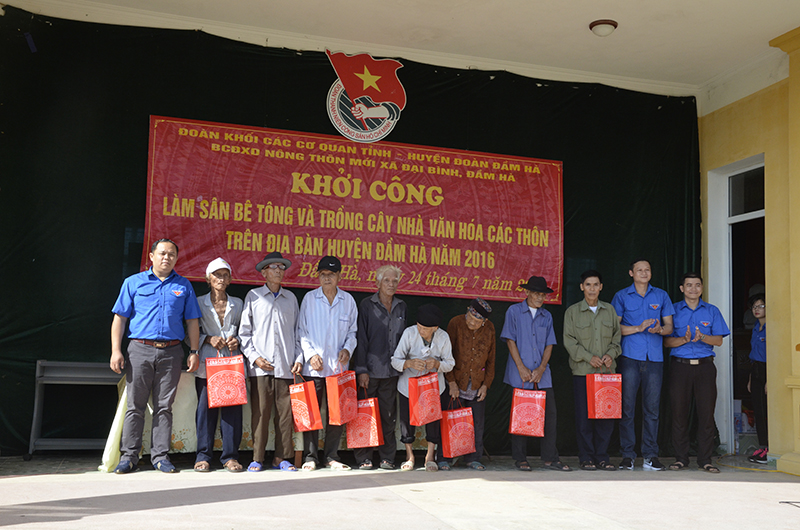 Đại diện các đơn vị trực thuộc Đoàn TN Khối các cơ quan tỉnh tặng quà cho các đối tượng người cao tuổi xã Đầm Hà.