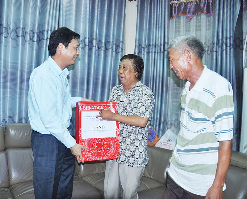 Đồng chí Nguyễn Văn Đọc, Bí thư Tỉnh ủy, Chủ tịch HĐND tỉnh tặng quà cho thương binh hạng 1/4 Phạm Văn Thảo.