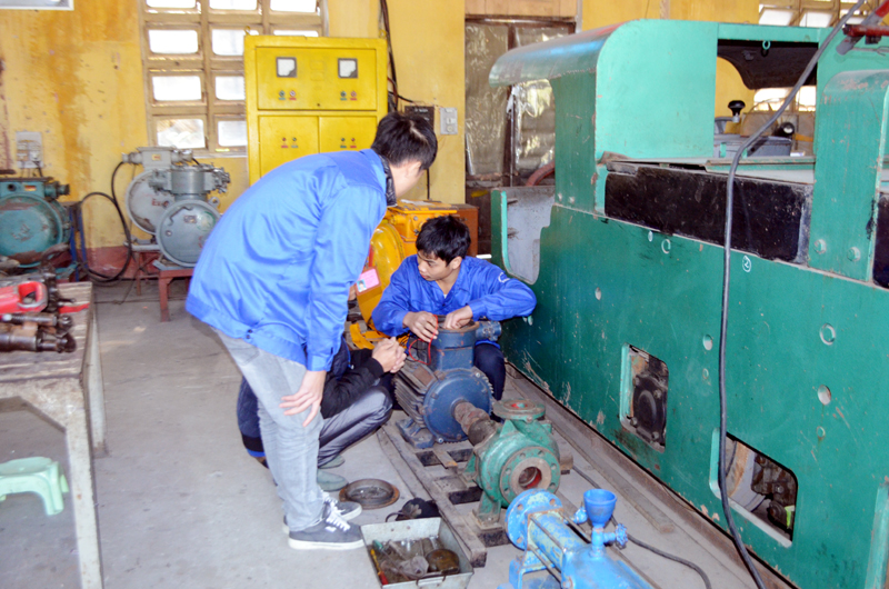 Sinh viên thực hành sửa chữa máy mỏ tại Trường Cao đẳng nghề Than - Khoáng sản Việt Nam.