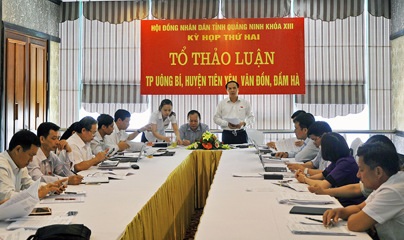 Đại biểu Trần Văn Lâm, Tổ đại biểu HĐND tỉnh tại TP Uông Bí, phát biểu trong phiên thảo luận tổ
