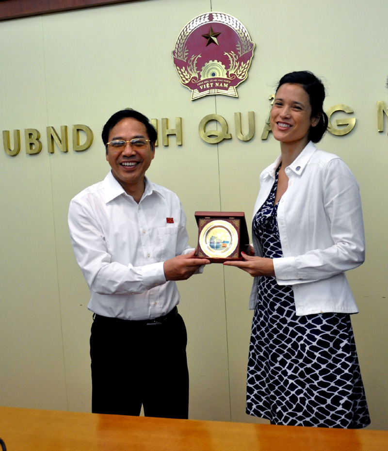 Đồng chí Đặng Huy Hậu, Phó Chủ tịch Thường trực UBND tỉnh tặng quà lưu niệm cho lãnh đạo Công ty Linagora