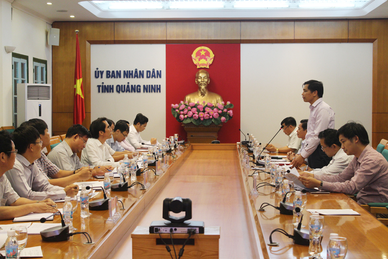 Đồng chí Vũ Văn Diện, Phó Chủ tịch UBND tỉnh báo cáo với Đoàn công tác về tình hình đầu tư phát triển của tỉnh.