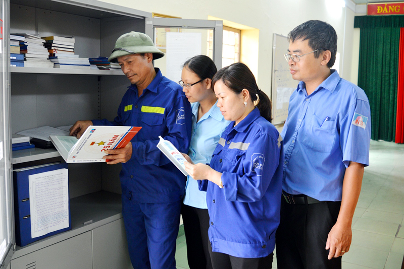 Công nhân Công ty CP Than Núi Béo tìm hiểu về Luật An toàn, vệ sinh lao động tại tủ sách pháp luật của đơn vị.