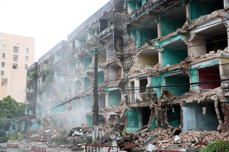 Chung cư 5 tầng cột 8, phường Hồng Hà (TP Hạ Long) đang được các lực lượng tổ chức tháo dỡ, dự kiến hoàn thành trong 5 ngày.