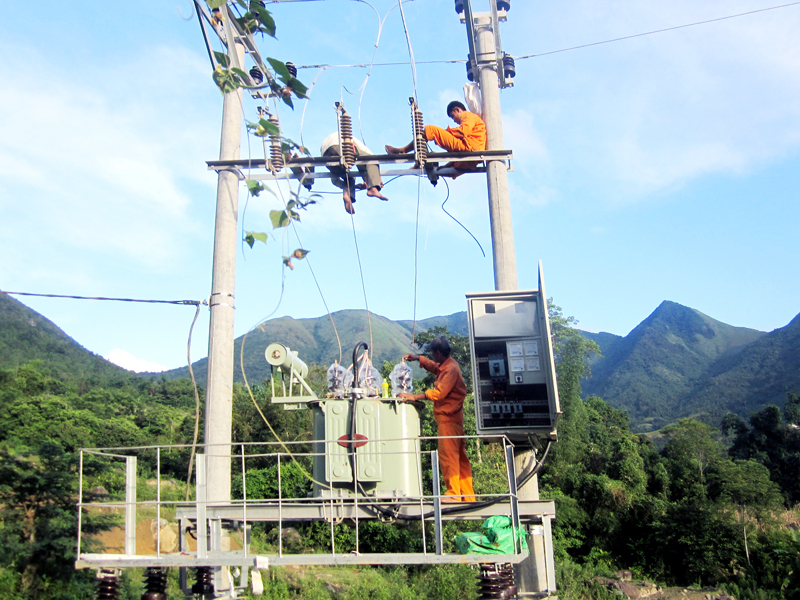 Thi công lắp đặt trạm biến áp tại xã Hoành Mô (huyện Bình Liêu), thuộc dự án đầu tư xây dựng lưới điện nông thôn. Ảnh: Hoàng Nga