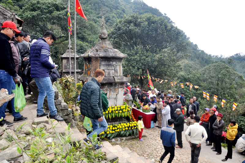 Du khách hành hương về di tích am - chùa Ngọa Vân trong mùa hội xuân 2016.