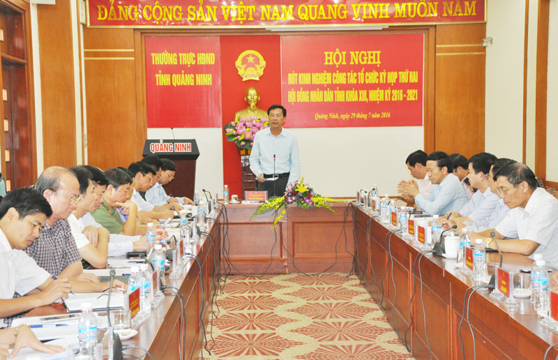 Đồng chí Nguyễn Văn Đọc, Bí thư Tỉnh ủy, Chủ tịch HĐND tỉnh phát biểu tại hội nghị
