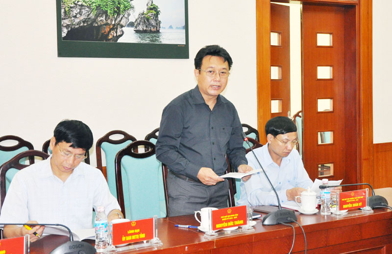 Đồng chí Nguyễn Đức Thành, Phó Chủ tịch HĐND tỉnh trình bày báo cáo rút kinh nghiệm tại hội nghị