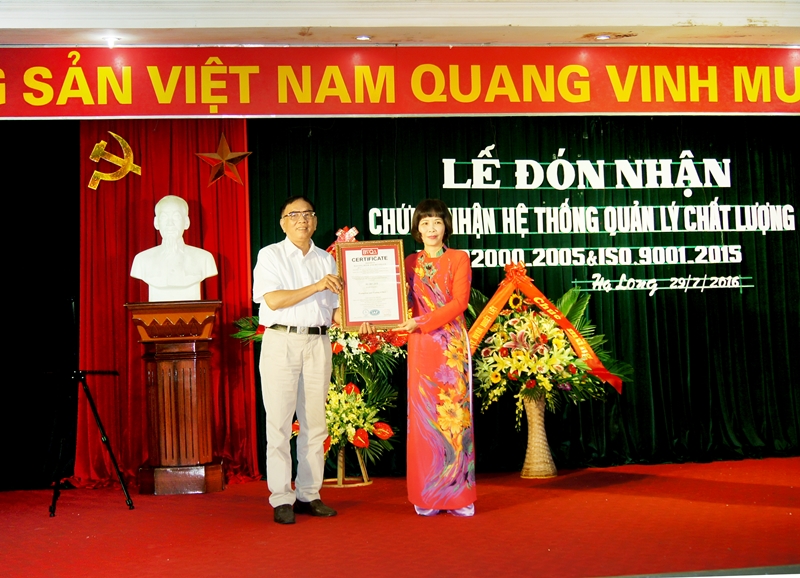 Giám đốc Công ty CP bia và nước giải khát Hạ Long (bên phải) Vũ Thị Minh Châu đón nhận chứng chỉ ISO