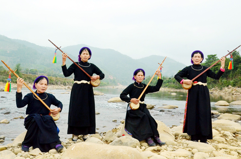 Bản sắc văn hóa dân tộc đang tạo ra sức hấp dẫn đặc biệt cho du lịch Bình Liêu.Trong ảnh: Các nghệ nhân hát then bên con suối ở xã Tình Húc.