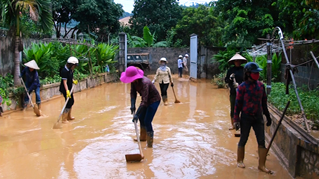 Nỗ lực dọn hàng nghìn m3 bùn đất trôi vào nhà dân