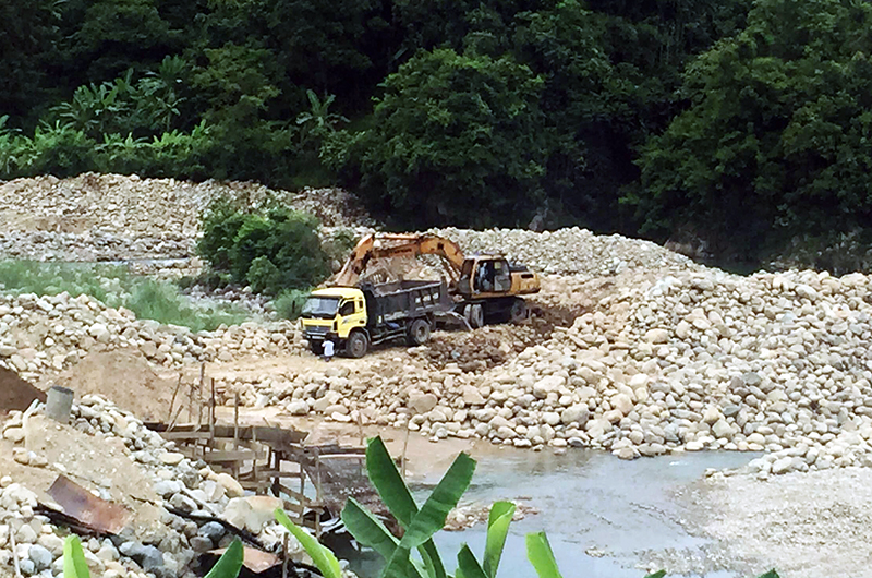 Công ty TNHH Tùng Thắng ngang nhiên tổ chức khai thác cát, đá, sỏi trái phép tại khu vực bãi Pài Lìu, suối Tiên Mô, thôn Nà Kẻ, xã Tình Húc, huyện Bình Liêu (ảnh chụp ngày 18-7-2016).