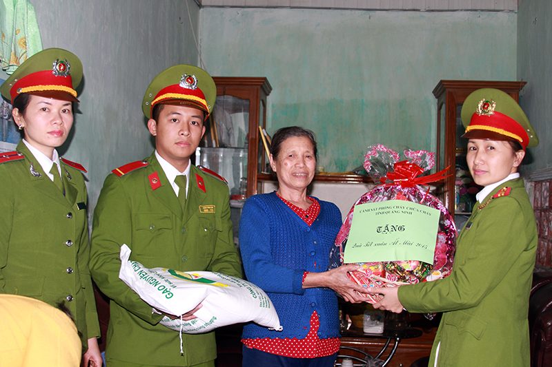 Hội Phụ nữ Cảnh sát PCCC tỉnh thăm tặng quà gia đình có hoàn cảnh khó khăn nhân dịp Tết Nguyên đán 2015.