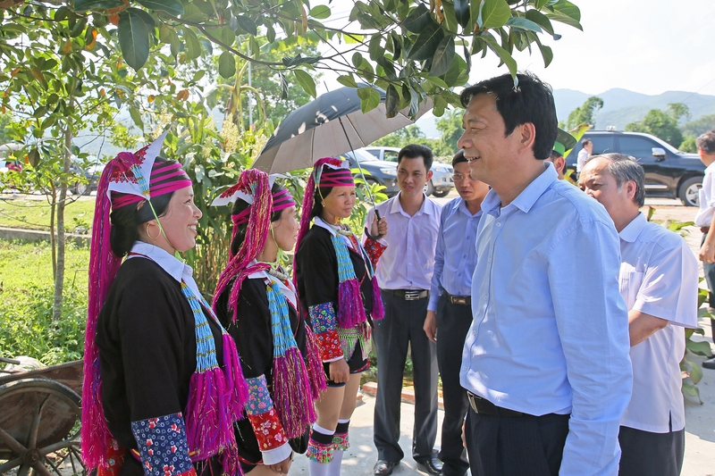 Bí thư Tỉnh ủy Nguyễn Văn Đọc trò chuyện với người dân thôn Pò Hèn (xã Bắc Sơn, TP Móng Cái) về định hướng phát triển kinh tế.