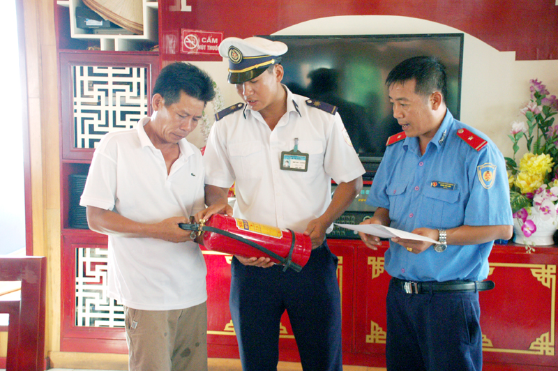 Lực lượng TTGT thuỷ và Cảng vụ Đường thuỷ nội địa (Sở GT-VT) kiểm tra thiết bị PCCC trên tàu chở khách tham quan Vịnh Hạ Long.