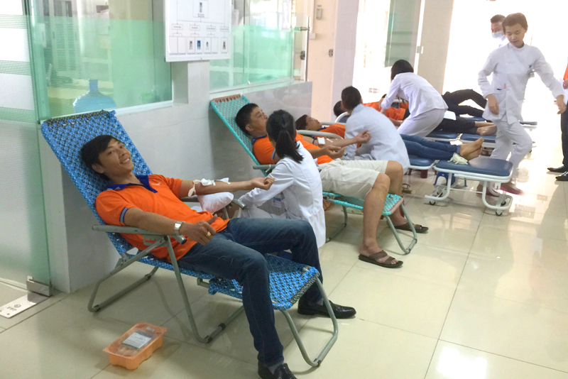 Cán bộ, đoàn viên, thanh niên Ngân hàng Đông Á chi nhánh Quảng Ninh tham gia hiến máu tình nguyện.