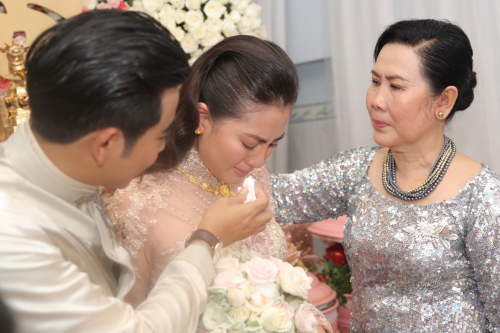 Thanh Bình giúp Ngọc Lan lau nước mắt khi từ giã mẹ về sống chung với chồng.