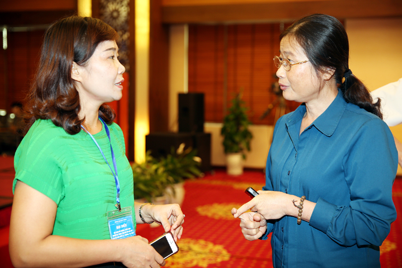 Đồng chí Đỗ Thị Hoàng, Phó Bí thư Thường trực Tỉnh ủy trò chuyện với Chủ tịch UBND thị trấn Quảng Hà (Hải Hà) tại Hội nghị.