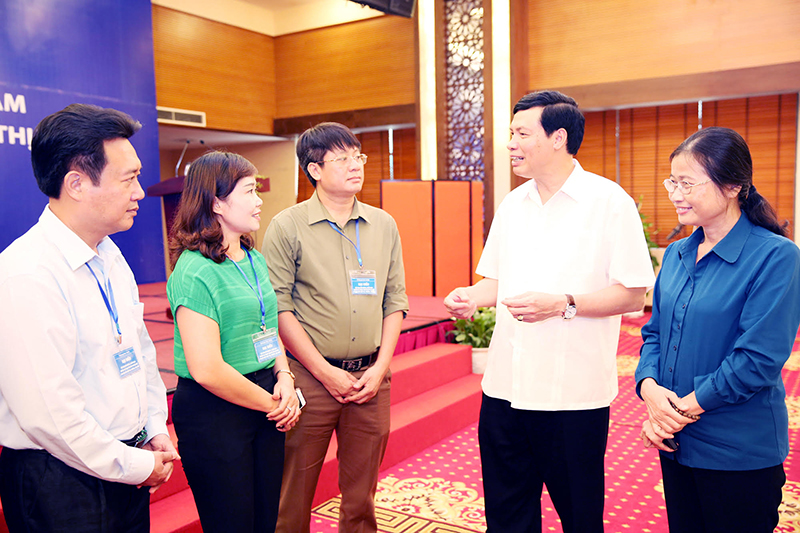 Đồng chí Chủ tịch UBND tỉnh Nguyễn Đức Long trò chuyện với cán bộ cơ sở về thực hiện các nhiệm vụ trọng tâm trong phát triển kinh tế- xã hội.