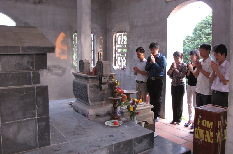Du khách thăm và dâng hương tưởng nhớ vua Trần Hiến Tông trong lăng Ngải Sơn ở xã An Sinh (TX Đông Triều).