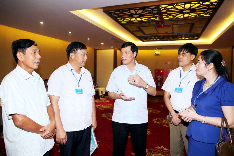 Chủ tịch UBND tỉnh Nguyễn Đức Long trò chuyện với cán bộ chủ chốt cấp cơ sở.