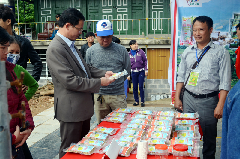 Các sản phẩm của HTX Phát triển Xanh (huyện Bình Liêu) được giới thiệu, bày bán tại Lễ hội Trà hoa vàng huyện Ba Chẽ, tháng 1-2016.