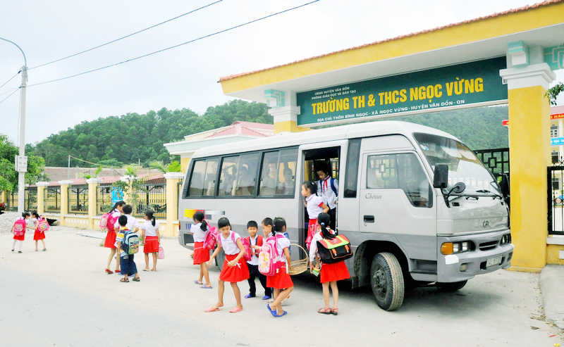 Trường Tiểu học & THCS Ngọc Vừng (Vân Đồn) bố trí xe đưa đón học sinh nhà xa trường, góp phần giảm tỷ lệ bỏ học của học sinh.