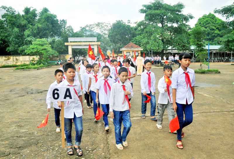 Tại xã Hoành Mô, huyện Bình Liêu, 100% học sinh cấp tiểu học được học tiếp cấp THCS. Trong ảnh: Niềm vui ngày khai giảng năm học 2015-2016 của học sinh lớp 6, Trường THCS&THPT Hoành Mô.