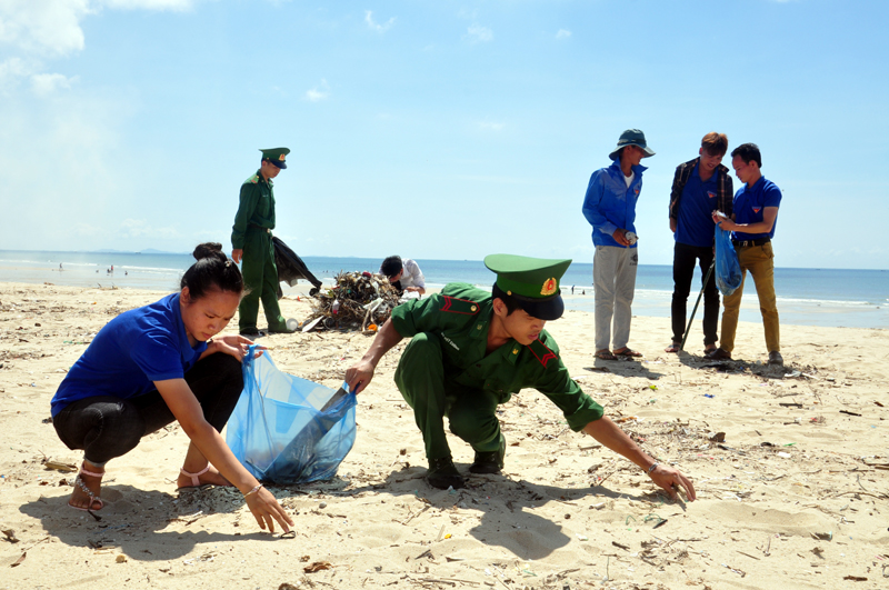 Quân và dân trên đảo làm vệ sinh môi trường để giữ cho biển đảo quê hương mãi xanh, sạch, đẹp.